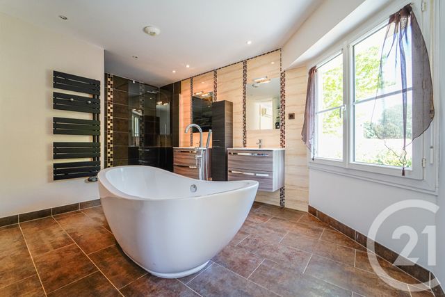 Maison à vendre - 6 pièces - 220,75 m2 - Bussy St Georges - 77 - ILE-DE-FRANCE