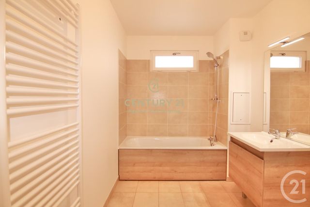 Appartement F3 &agrave; louer - 3 pi&egrave;ces - 58,15 m2 - Bussy St Georges - 77 - ILE-DE-FRANCE