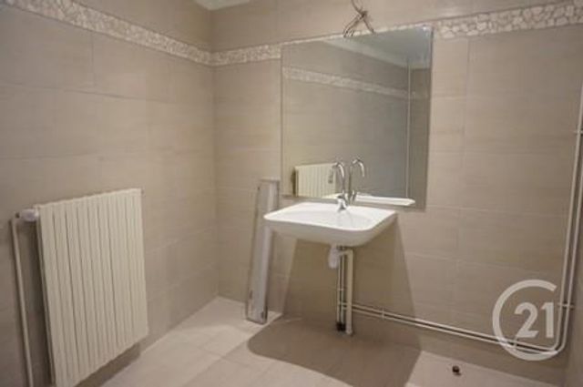 Maison &agrave; louer - 3 pi&egrave;ces - 122 m2 - St Pourcain Sur Sioule - 03 - AUVERGNE