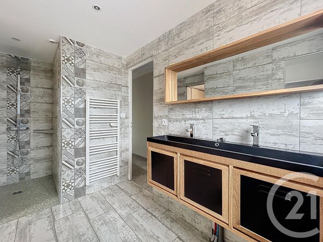 Maison &agrave; louer - 5 pi&egrave;ces - 127 m2 - Varennes Sur Allier - 03 - AUVERGNE