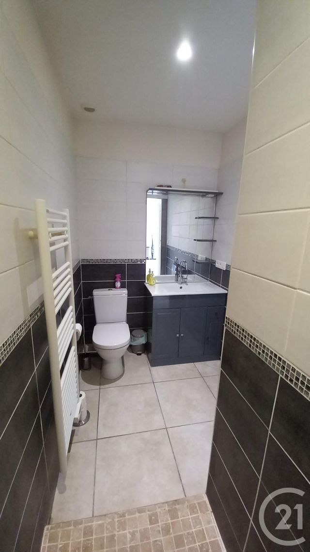 Appartement F2 &agrave; louer - 2 pi&egrave;ces - 43,06 m2 - Saintes - 17 - POITOU-CHARENTES