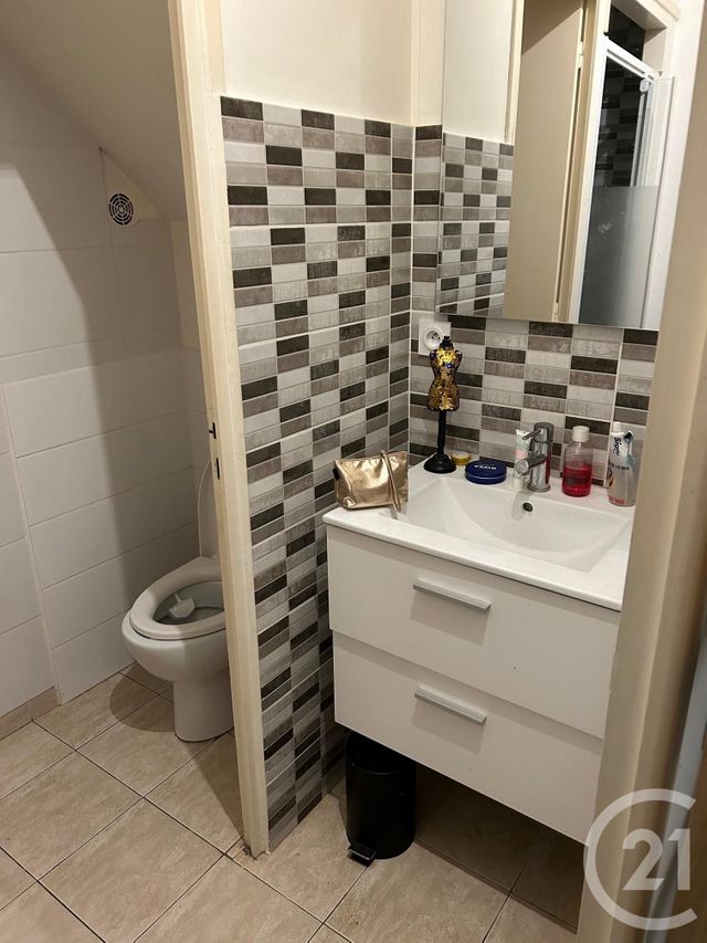 Appartement &agrave; louer - 2 pi&egrave;ces - 27 m2 - Saintes - 17 - POITOU-CHARENTES