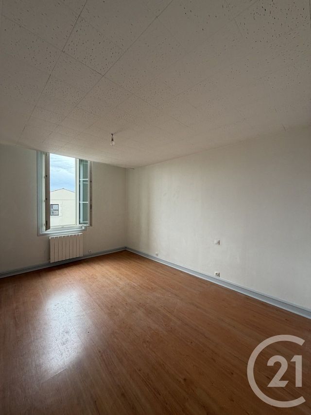 Appartement F3 &agrave; louer - 3 pi&egrave;ces - 78,40 m2 - Saintes - 17 - POITOU-CHARENTES
