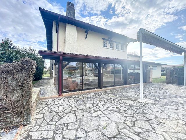 Maison à vendre - 7 pièces - 219,50 m2 - Biganos - 33 - AQUITAINE