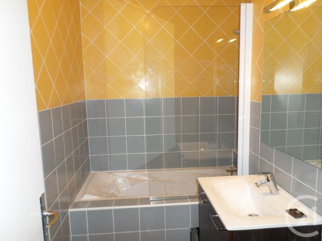 Appartement T3 à louer - 3 pièces - 71 m2 - Aurillac - 15 - AUVERGNE