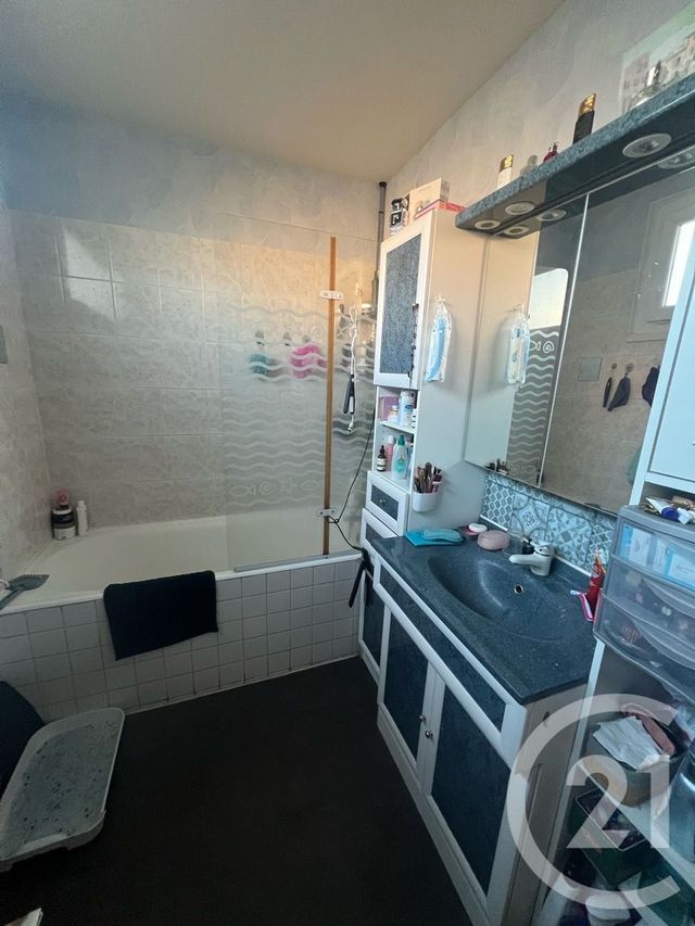 Appartement F4 à vendre - 4 pièces - 75 m2 - Arpajon Sur Cere - 15 - AUVERGNE