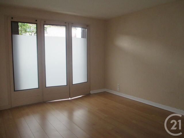 Appartement T2 à louer - 2 pièces - 33,17 m2 - Arpajon Sur Cere - 15 - AUVERGNE