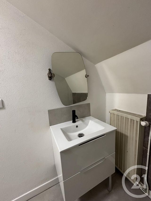 Appartement T10 &agrave; louer - 2 pi&egrave;ces - 30 m2 - Jussac - 15 - AUVERGNE