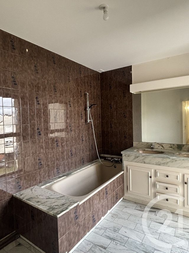 Appartement T5 &agrave; louer - 5 pi&egrave;ces - 126 m2 - Le Rouget Pers - 15 - AUVERGNE