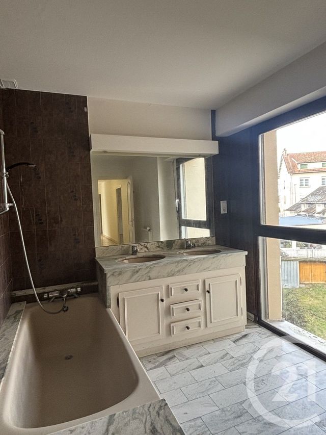 Appartement T5 &agrave; louer - 5 pi&egrave;ces - 126 m2 - Le Rouget Pers - 15 - AUVERGNE