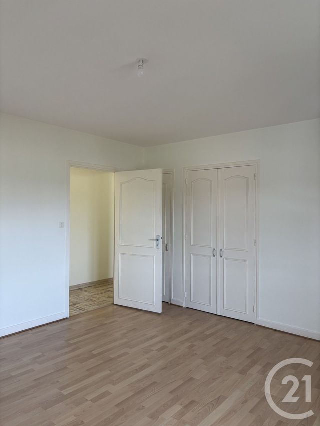 Appartement T5 &agrave; louer - 5 pi&egrave;ces - 126 m2 - Le Rouget Pers - 15 - AUVERGNE
