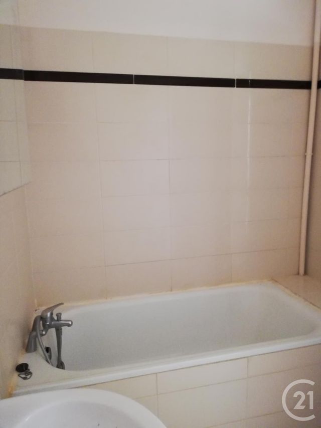 Appartement T3 &agrave; louer - 3 pi&egrave;ces - 61,13 m2 - Arpajon Sur Cere - 15 - AUVERGNE