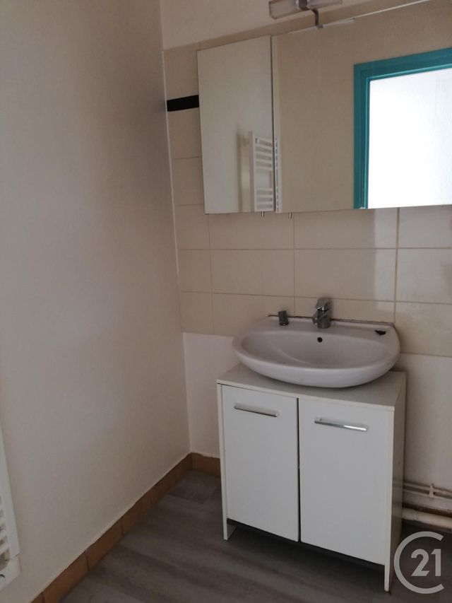 Appartement T3 &agrave; louer - 3 pi&egrave;ces - 61,13 m2 - Arpajon Sur Cere - 15 - AUVERGNE