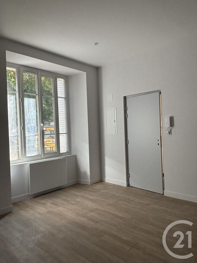 Appartement T2 &agrave; louer - 2 pi&egrave;ces - 30,32 m2 - Aurillac - 15 - AUVERGNE