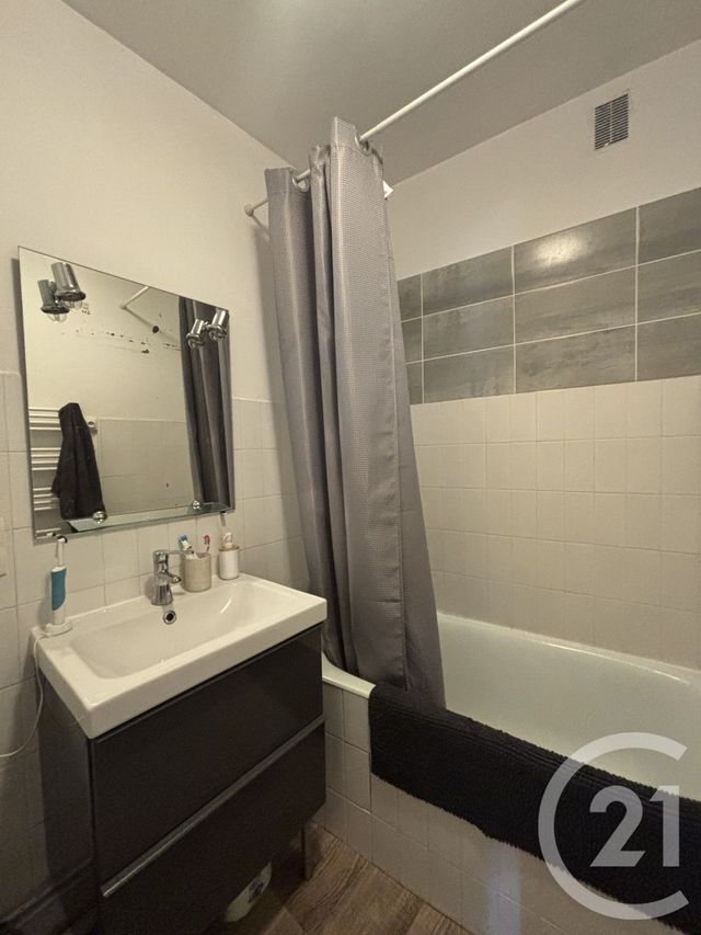 Appartement T2 &agrave; louer - 2 pi&egrave;ces - 43 m2 - Aurillac - 15 - AUVERGNE