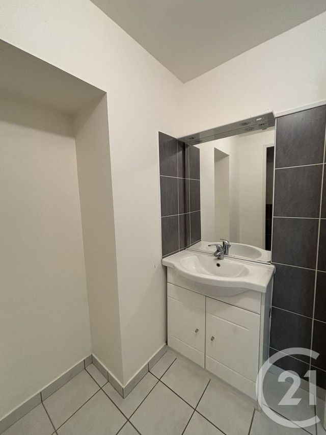 Appartement T3 &agrave; louer - 3 pi&egrave;ces - 74 m2 - Aurillac - 15 - AUVERGNE