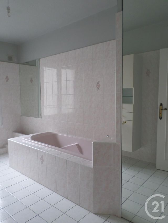 Appartement T4 &agrave; louer - 4 pi&egrave;ces - 101 m2 - Aurillac - 15 - AUVERGNE