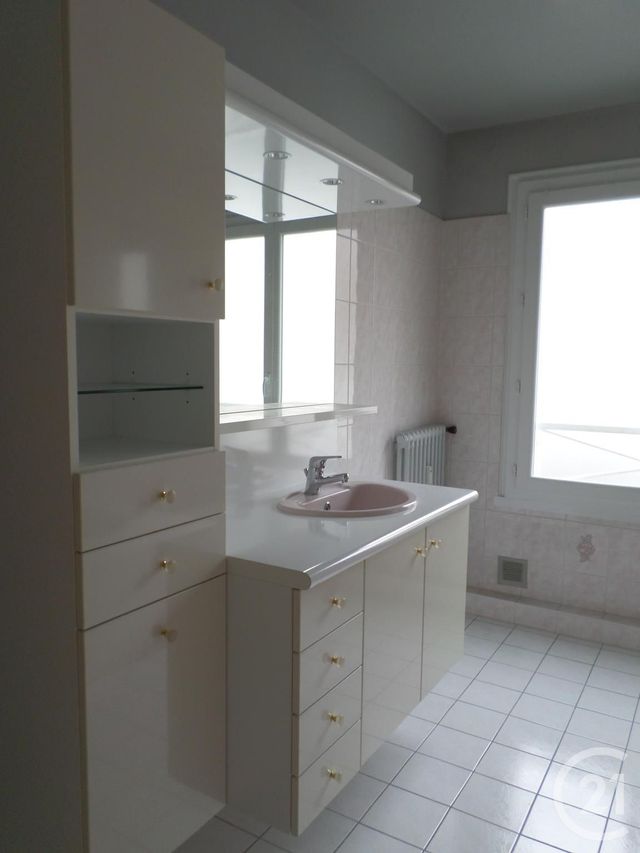 Appartement T4 &agrave; louer - 4 pi&egrave;ces - 101 m2 - Aurillac - 15 - AUVERGNE