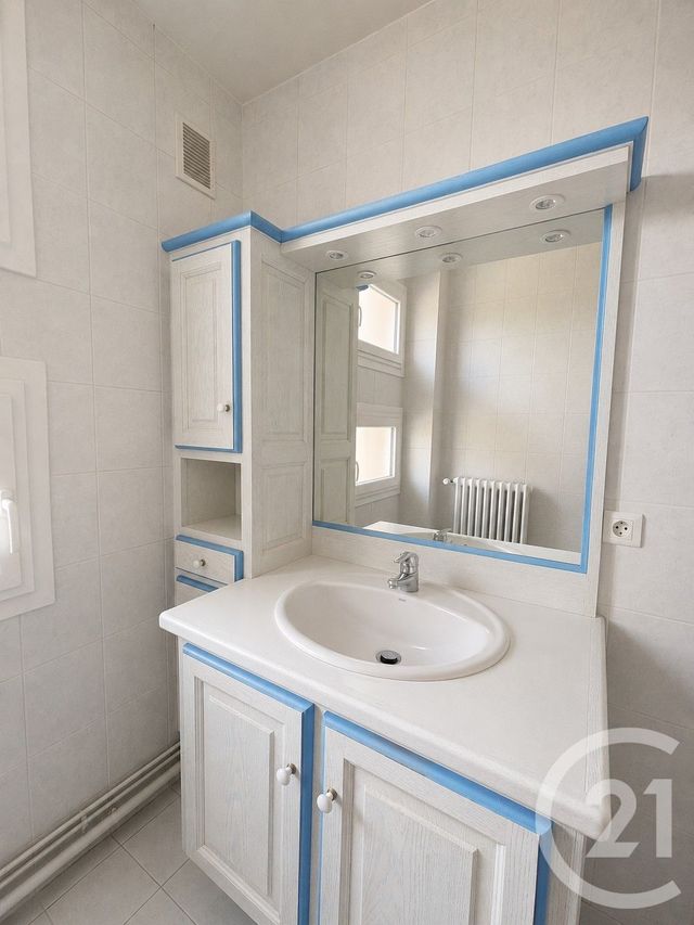 Appartement T3 &agrave; louer - 3 pi&egrave;ces - 66 m2 - Aurillac - 15 - AUVERGNE