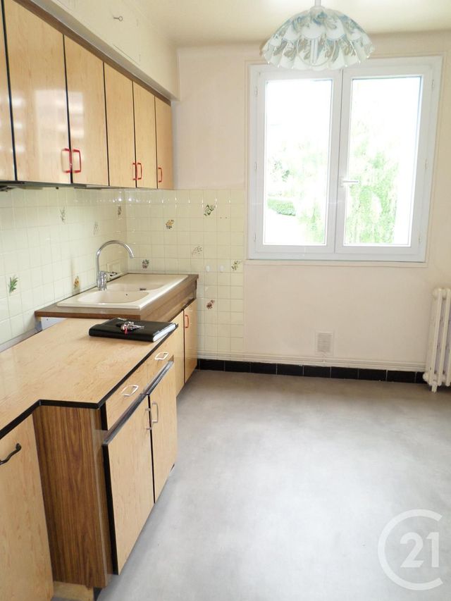 Appartement T4 &agrave; louer - 4 pi&egrave;ces - 82 m2 - Aurillac - 15 - AUVERGNE