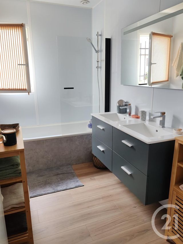 Maison &agrave; louer - 5 pi&egrave;ces - 92,22 m2 - St Pantaleon De Larche - 19 - LIMOUSIN