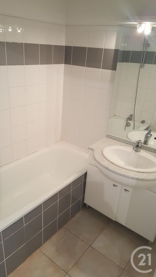 Appartement &agrave; louer - 2 pi&egrave;ces - 41,92 m2 - Lons Le Saunier - 39 - FRANCHE-COMTE