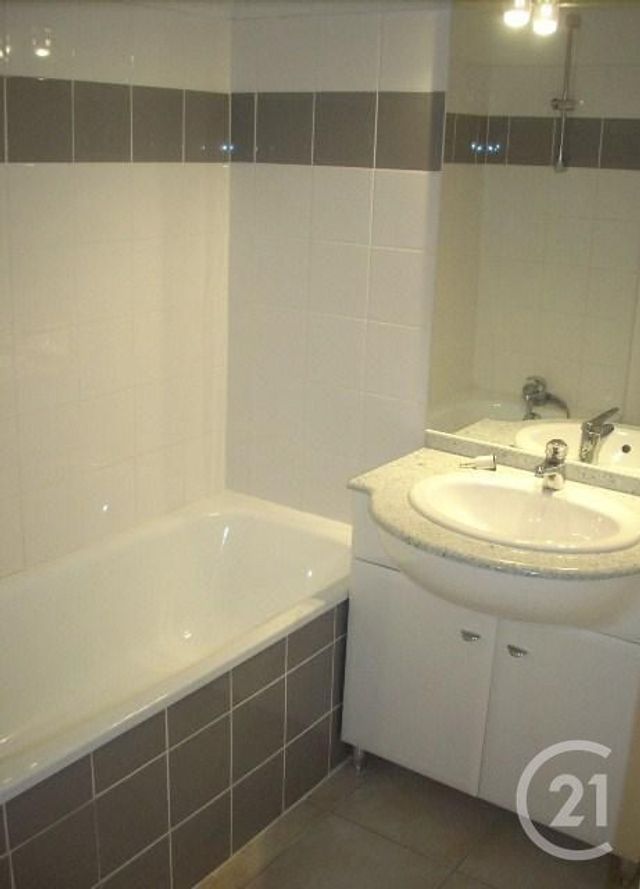 Appartement &agrave; louer - 3 pi&egrave;ces - 52,78 m2 - Lons Le Saunier - 39 - FRANCHE-COMTE
