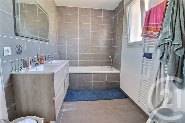 Maison &agrave; louer - 4 pi&egrave;ces - 90,67 m2 - Chateau Gaillard - 01 - RHONE-ALPES