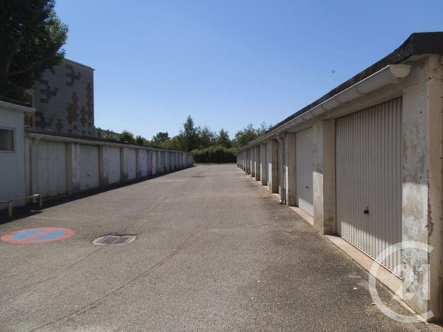 parking - DECINES CHARPIEU - 69