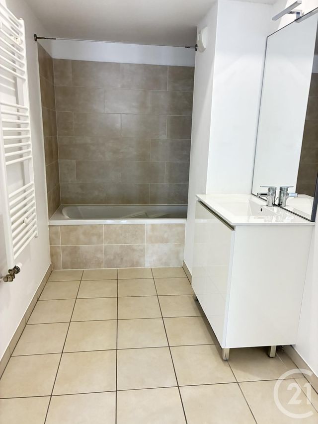 Appartement T3 &agrave; louer - 3 pi&egrave;ces - 65,40 m2 - Aix Les Bains - 73 - RHONE-ALPES