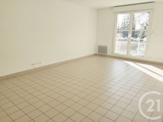 Appartement &agrave; louer - 3 pi&egrave;ces - 74,85 m2 - Lillebonne - 76 - HAUTE-NORMANDIE
