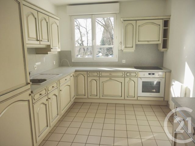 Appartement &agrave; louer - 3 pi&egrave;ces - 74,85 m2 - Lillebonne - 76 - HAUTE-NORMANDIE