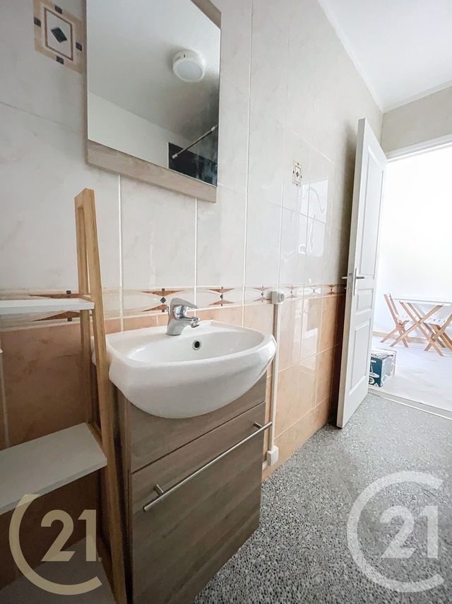 Appartement &agrave; louer - 2 pi&egrave;ces - 24,95 m2 - Lillebonne - 76 - HAUTE-NORMANDIE