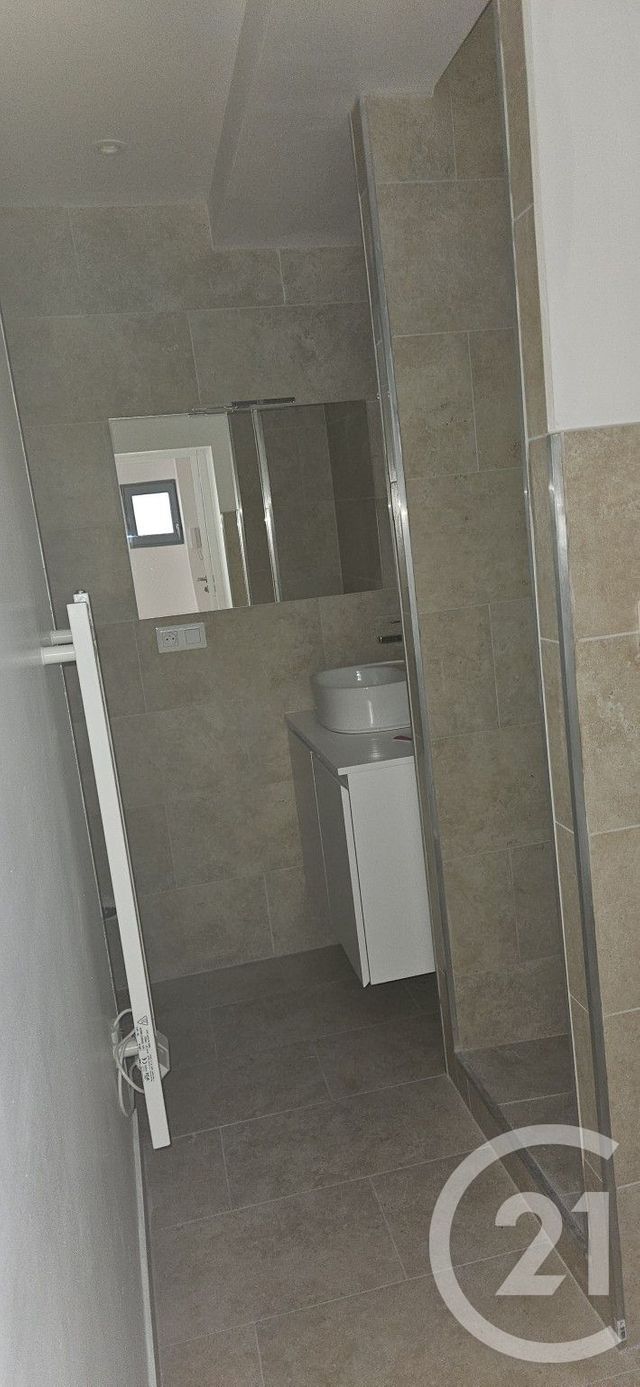 Appartement T2 &agrave; louer - 2 pi&egrave;ces - 39,52 m2 - Forcalquier - 04 - PROVENCE-ALPES-COTE-D-AZUR