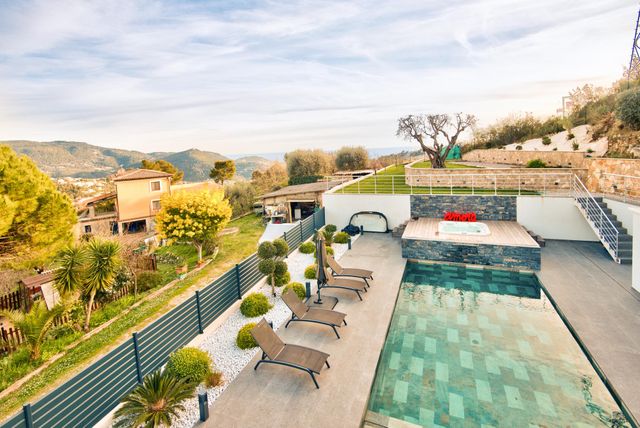 Maison à vendre - 5 pièces - 183 m2 - Tourrette Levens - 06 - PROVENCE-ALPES-COTE-D-AZUR