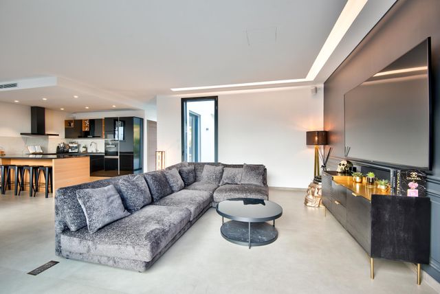 Maison à vendre - 5 pièces - 183 m2 - Tourrette Levens - 06 - PROVENCE-ALPES-COTE-D-AZUR