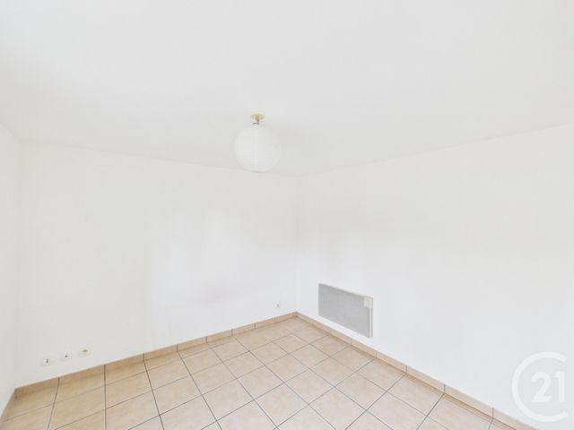 Appartement Triplex &agrave; louer - 3 pi&egrave;ces - 41,72 m2 - Bussieres - 77 - ILE-DE-FRANCE