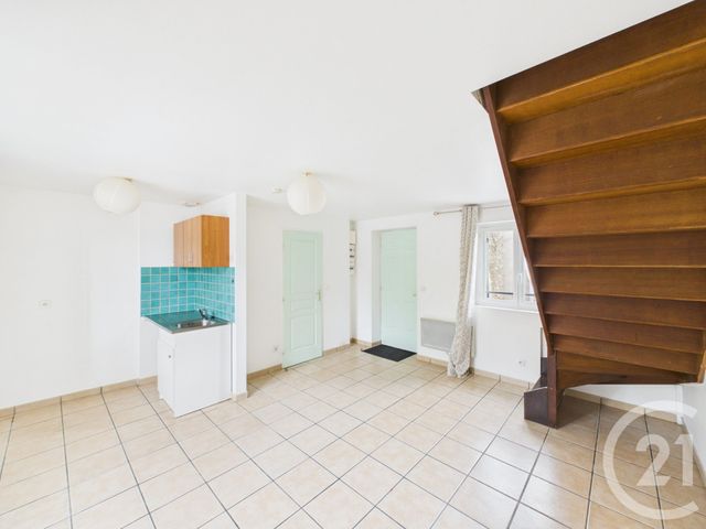 Appartement Triplex &agrave; louer - 3 pi&egrave;ces - 41,72 m2 - Bussieres - 77 - ILE-DE-FRANCE