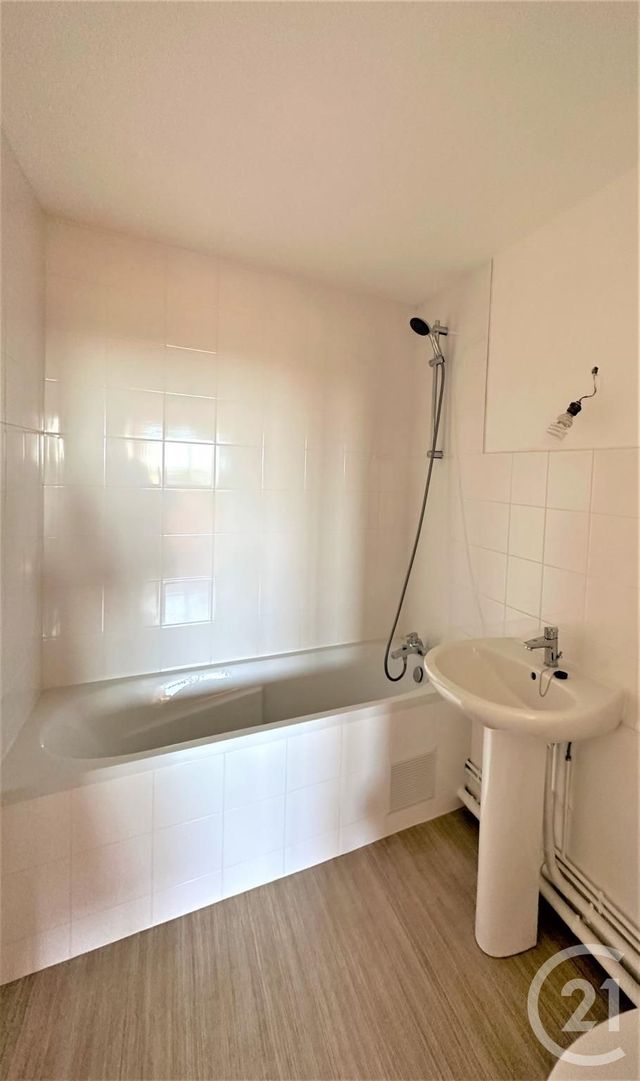 Appartement F3 &agrave; louer - 3 pi&egrave;ces - 50,66 m2 - Issou - 78 - ILE-DE-FRANCE
