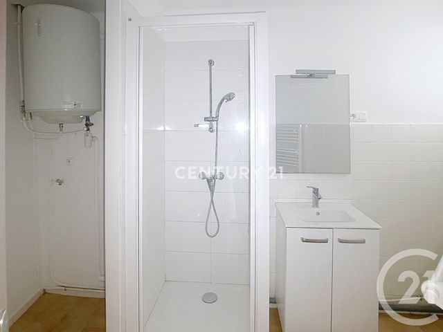 Appartement &agrave; louer - 3 pi&egrave;ces - 84,20 m2 - Aubagne - 13 - PROVENCE-ALPES-COTE-D-AZUR