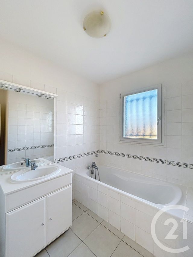 Maison &agrave; louer - 5 pi&egrave;ces - 113 m2 - L Isle D Espagnac - 16 - POITOU-CHARENTES