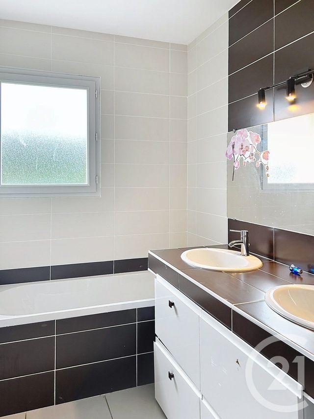 Maison &agrave; louer - 4 pi&egrave;ces - 98,48 m2 - Roullet St Estephe - 16 - POITOU-CHARENTES