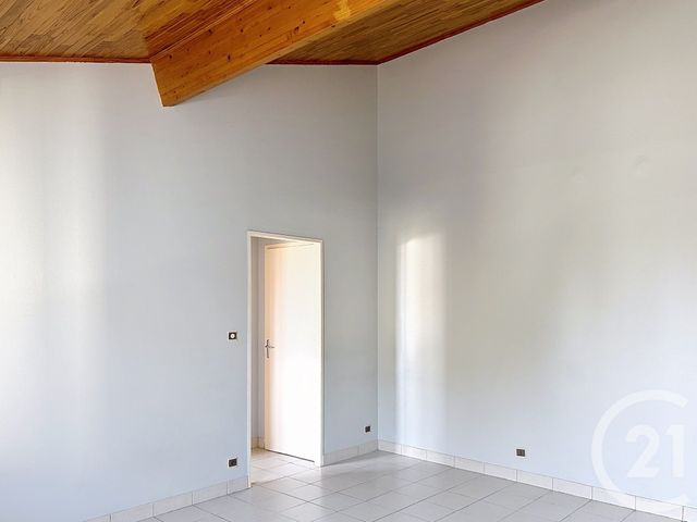 Appartement F2 &agrave; louer - 2 pi&egrave;ces - 31,80 m2 - St Michel - 16 - POITOU-CHARENTES