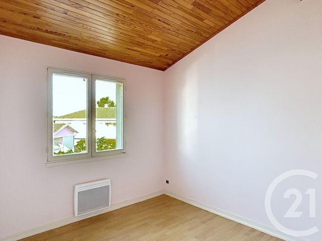 Appartement F2 &agrave; louer - 2 pi&egrave;ces - 31,80 m2 - St Michel - 16 - POITOU-CHARENTES