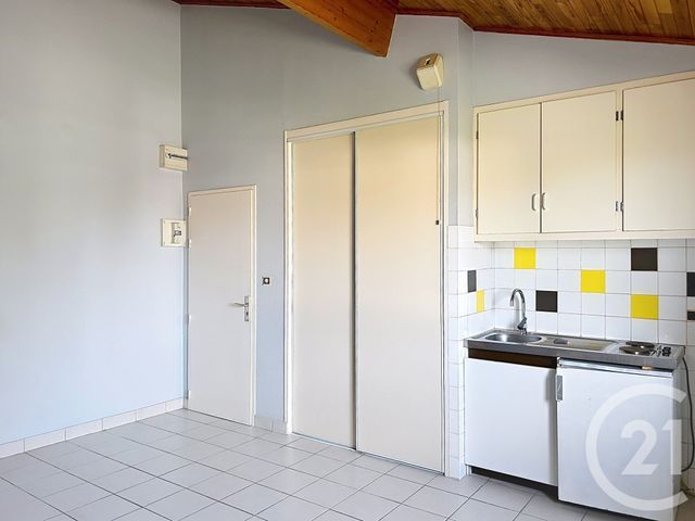 Appartement F2 &agrave; louer - 2 pi&egrave;ces - 31,80 m2 - St Michel - 16 - POITOU-CHARENTES