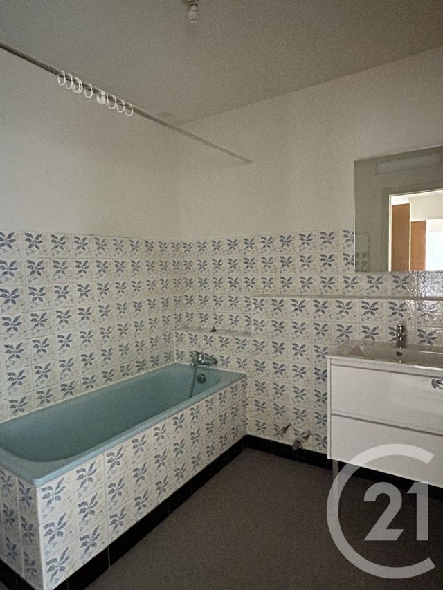 Appartement F2 &agrave; louer - 2 pi&egrave;ces - 76,89 m2 - Angouleme - 16 - POITOU-CHARENTES