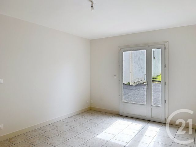 Appartement F2 &agrave; louer - 2 pi&egrave;ces - 31,95 m2 - St Michel - 16 - POITOU-CHARENTES