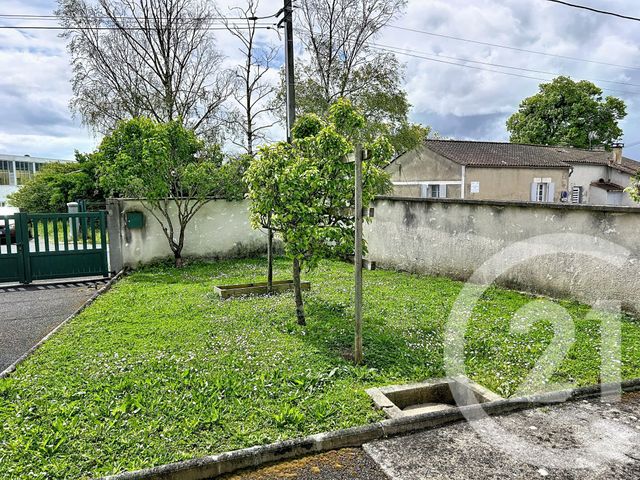Maison &agrave; louer - 4 pi&egrave;ces - 97,50 m2 - St Michel - 16 - POITOU-CHARENTES