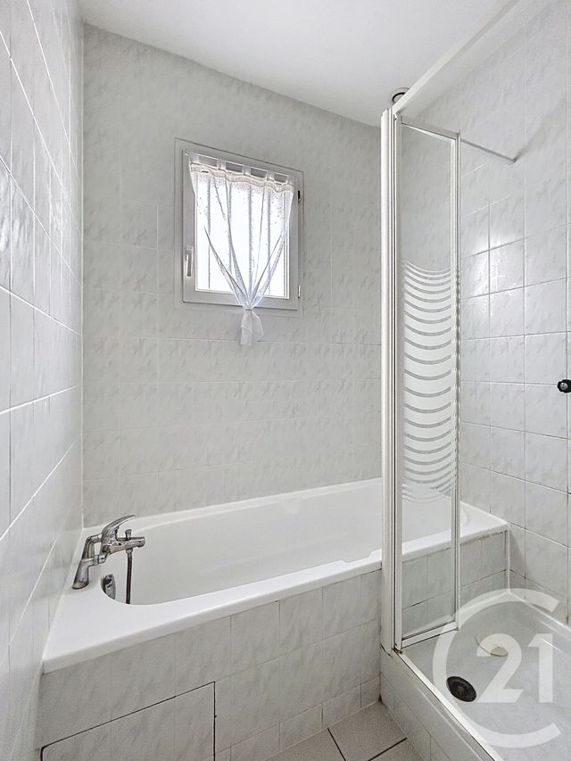 Maison &agrave; louer - 4 pi&egrave;ces - 97,50 m2 - St Michel - 16 - POITOU-CHARENTES