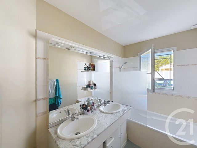 Maison &agrave; louer - 5 pi&egrave;ces - 113,55 m2 - St Yrieix Sur Charente - 16 - POITOU-CHARENTES